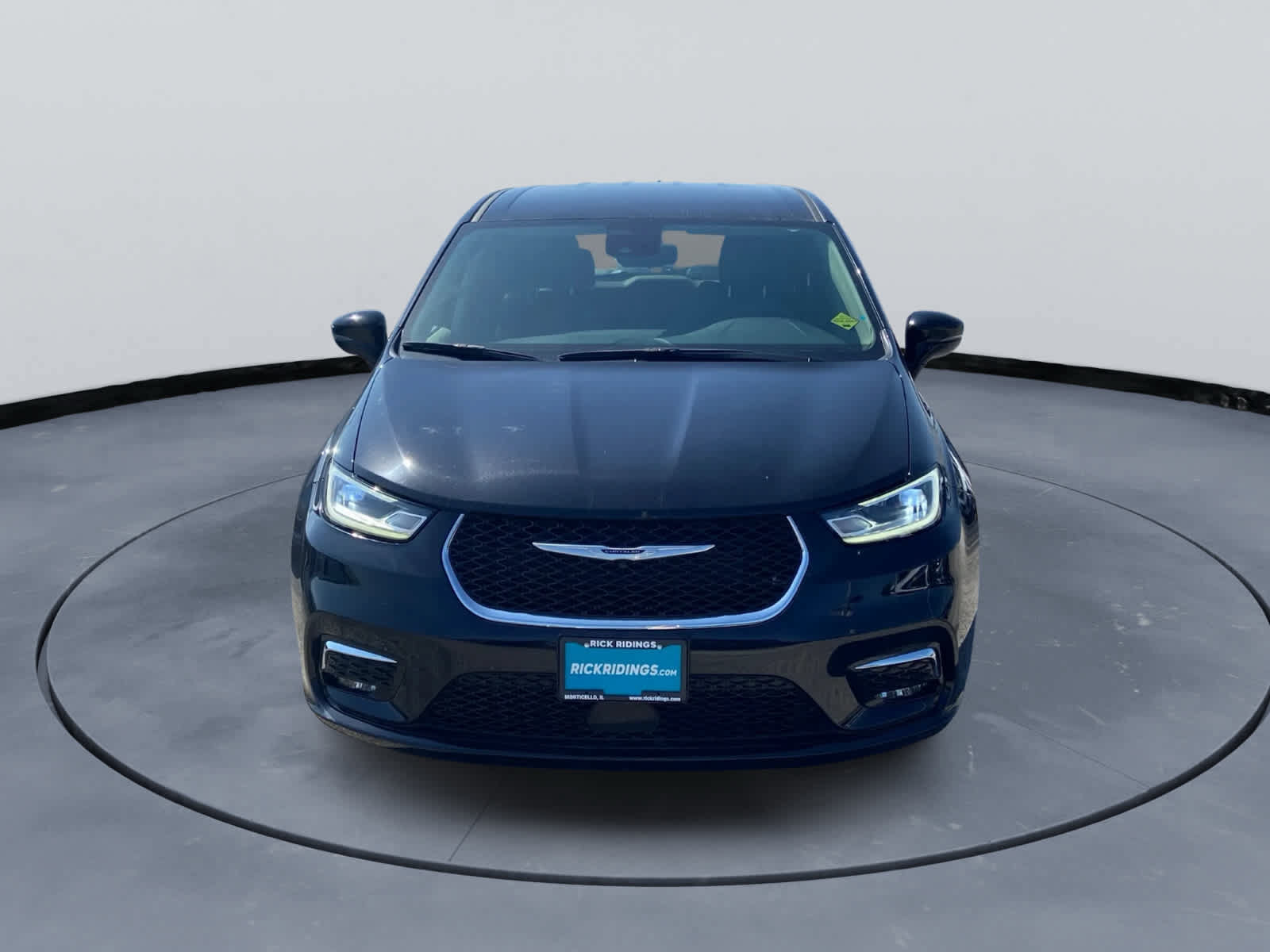 Used 2024 Chrysler Pacifica Touring-L FWD image 9
