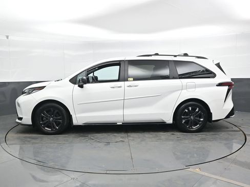 Used 2025 Toyota Sienna XSE AWD/4WD image 10
