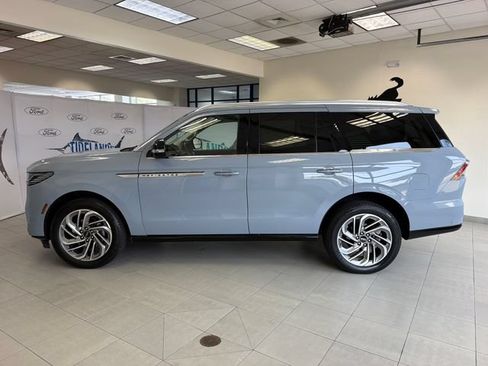 Used 2025 Lincoln Navigator Reserve AWD/4WD image 4