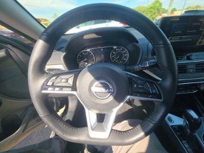 Used 2025 Nissan Altima 2.5 SL FWD image 13