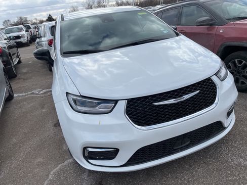 Used 2025 Chrysler Pacifica Select image 21