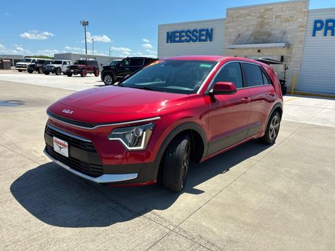 Used 2024 Kia Niro LX FWD image 3