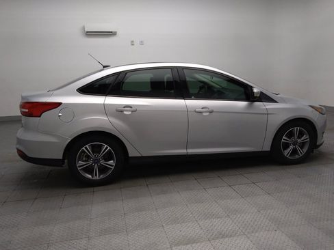 Used 2018 Ford Focus SE w/ SE Appearance Package FWD image 10
