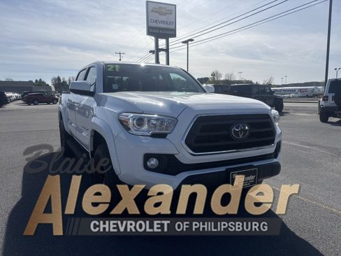 Used 2021 Toyota Tacoma SR5 AWD/4WD image 1
