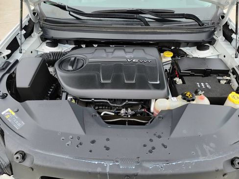 Used 2020 Jeep Cherokee Limited w/ Technology Group FWD image 9