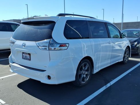 Used 2020 Toyota Sienna SE w/ Carpet Mat Package FWD image 4