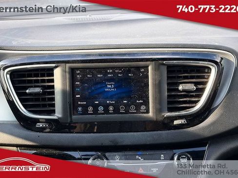 Used 2018 Chrysler Pacifica Touring Plus w/ S Appearance Package FWD image 10