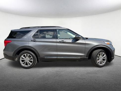 Used 2023 Ford Explorer XLT w/ Equipment Group 202A AWD/4WD image 18