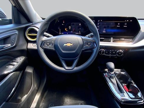 Used 2025 Chevrolet Trax LT FWD image 6