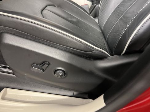 Certified 2024 Chrysler Pacifica Limited image 23