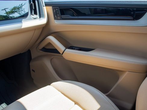 Used 2025 Porsche Cayenne Base w/ Premium Package Plus image 20