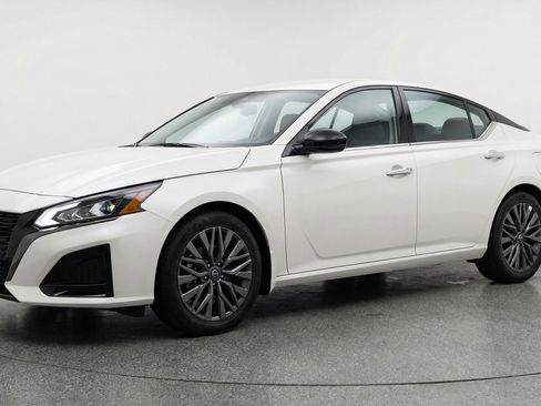 Used 2025 Nissan Altima 2.5 SV image 3