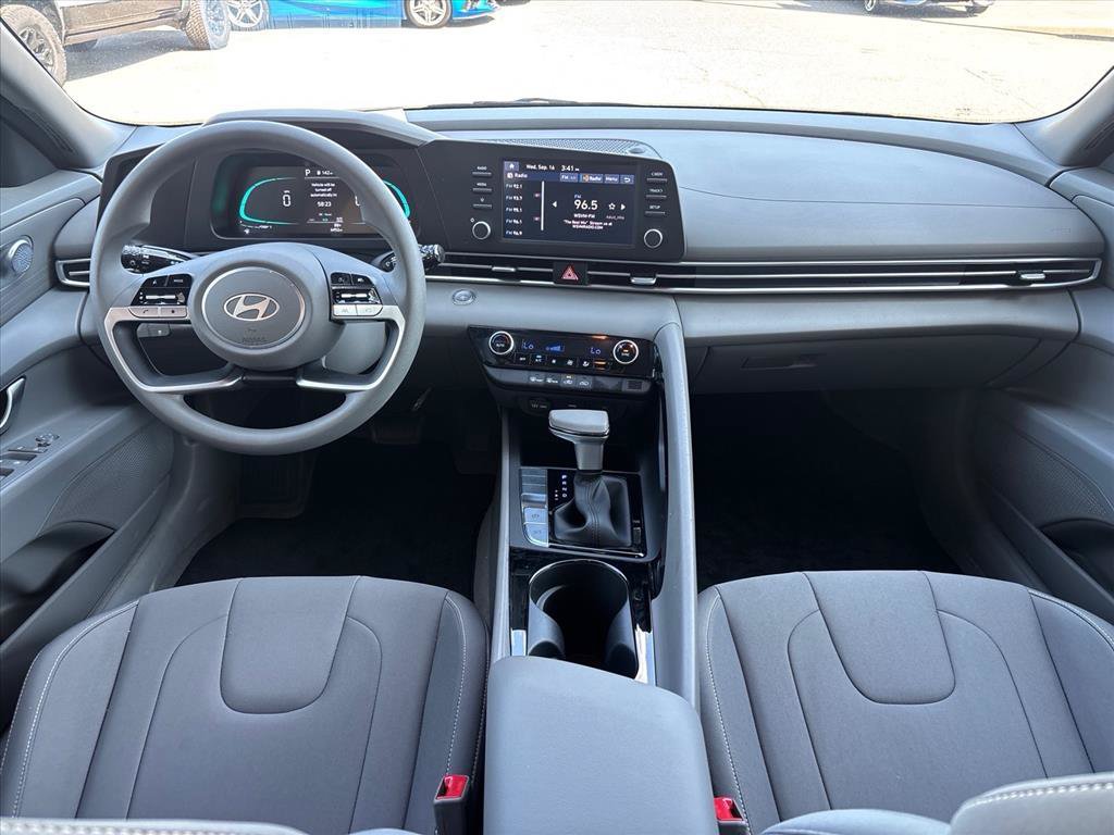 Used 2025 Hyundai Elantra Hybrid FWD image 4