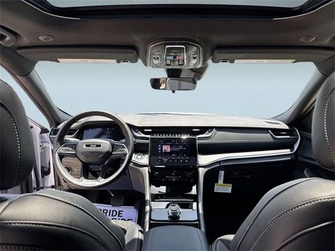 New 2025 Jeep Grand Cherokee Altitude image 13