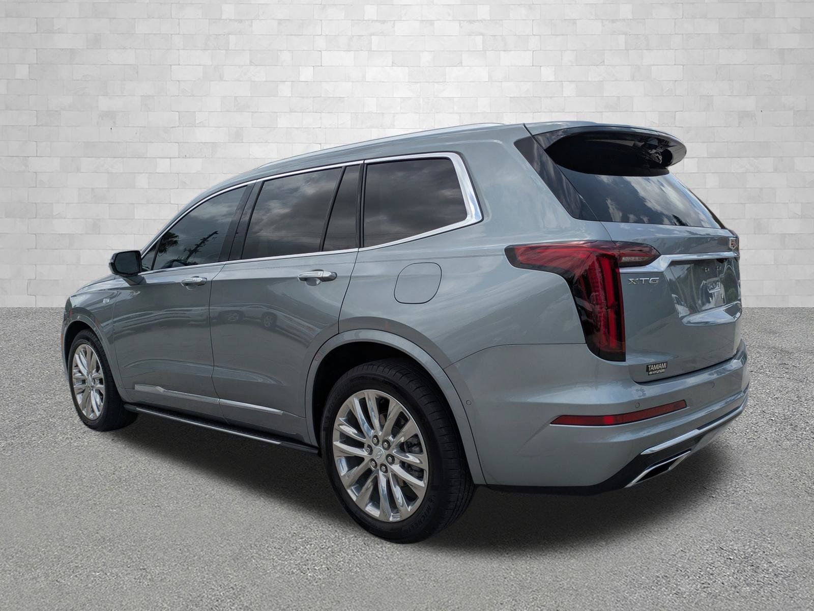 Used 2023 Cadillac XT6 Premium Luxury w/ Technology Package FWD image 4