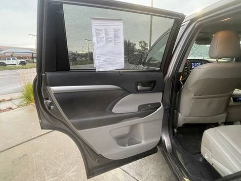 Used 2019 Toyota Highlander XLE w/ Carpet Mat Package (TMS) AWD/4WD image 27