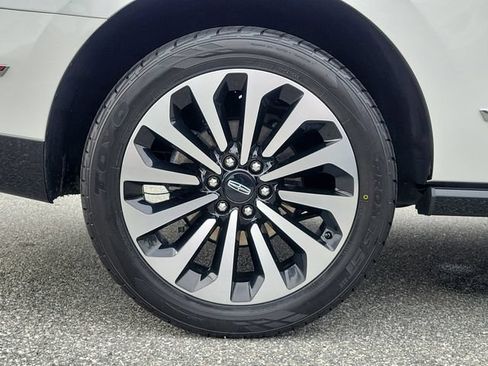 Used 2024 Lincoln Navigator Reserve AWD/4WD image 5