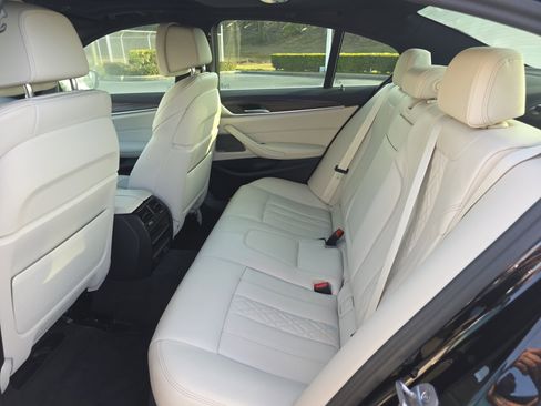 Used 2023 BMW 540i w/ Premium Package image 10