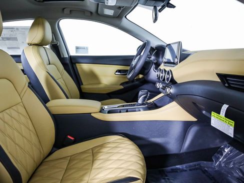 Used 2025 Nissan Sentra SV w/ SV Premium Package image 17