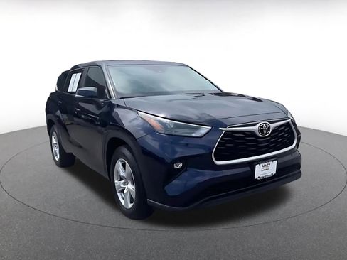 Used 2025 Toyota Highlander LE FWD image 3
