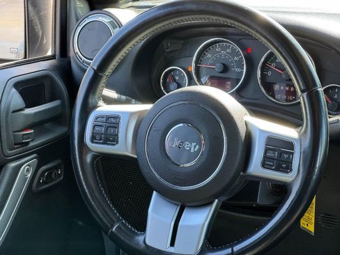 Used 2015 Jeep Wrangler Unlimited Rubicon AWD/4WD image 11