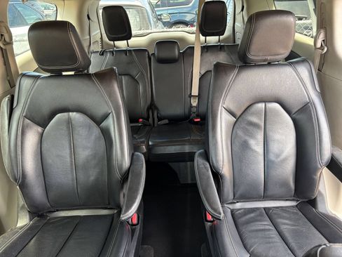 Used 2022 Chrysler Pacifica Touring-L FWD image 41
