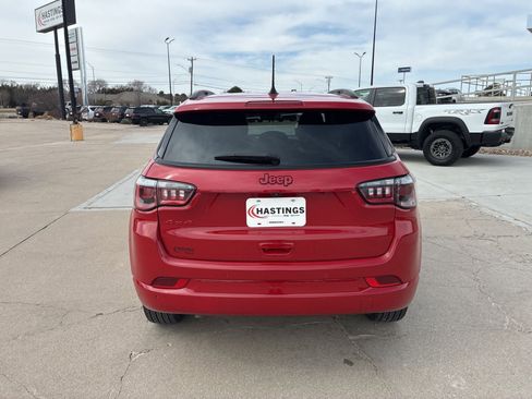 Used 2024 Jeep Compass Limited image 4