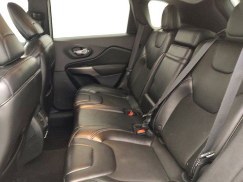 Used 2019 Jeep Cherokee Latitude Plus w/ Comfort/Convenience Group FWD image 18