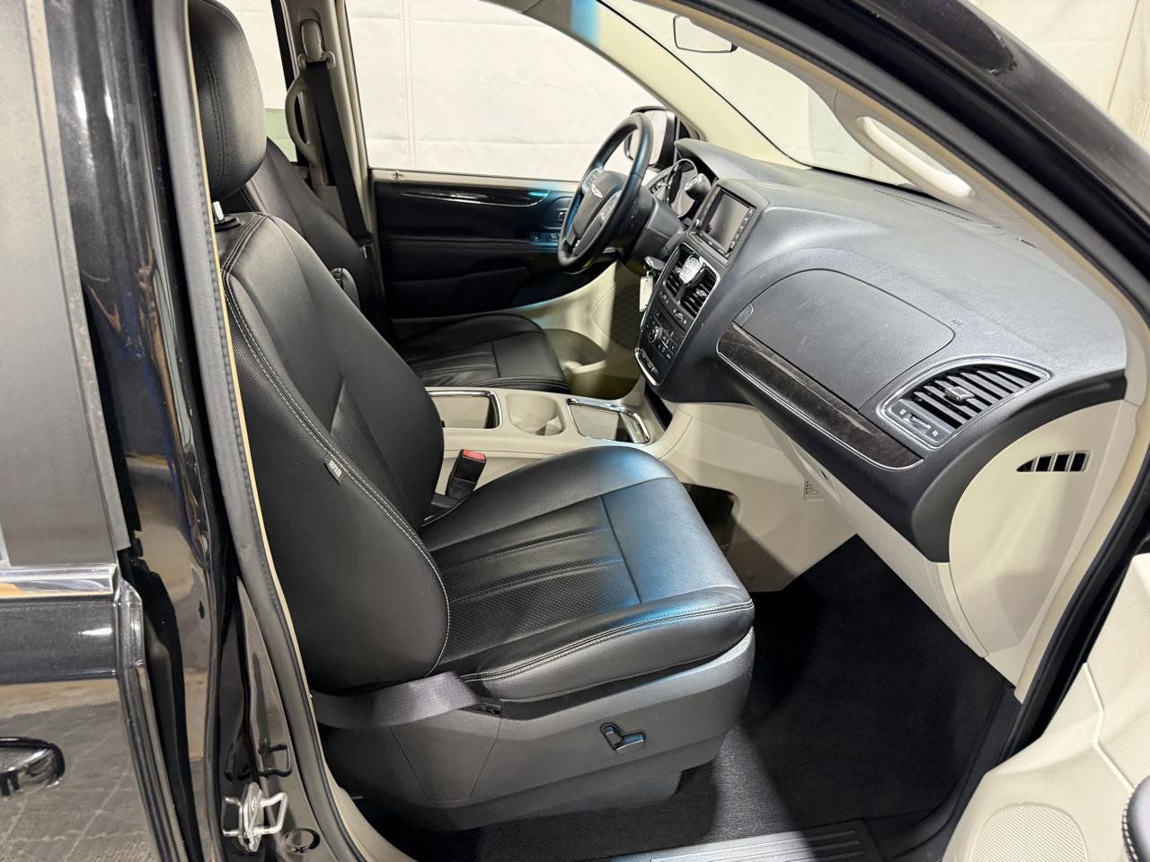 Used 2016 Chrysler Town & Country Touring FWD image 12