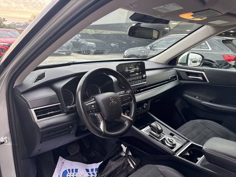 Used 2024 Mitsubishi Outlander SE image 12