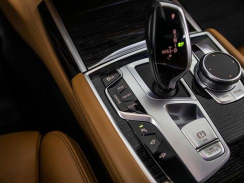 Used 2021 BMW 740i w/ M Sport Package image 47