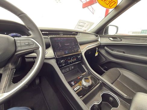 New 2025 Jeep Grand Cherokee L Limited w/ Luxury Tech Group II AWD/4WD image 20