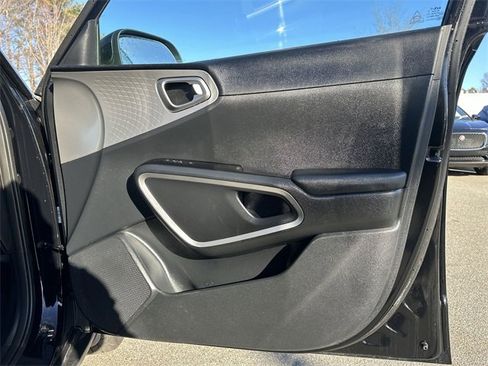 Used 2022 Kia Soul LX image 29