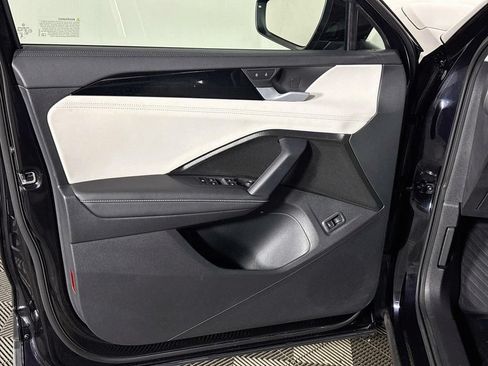 Certified 2025 Volkswagen Tiguan SE FWD image 11