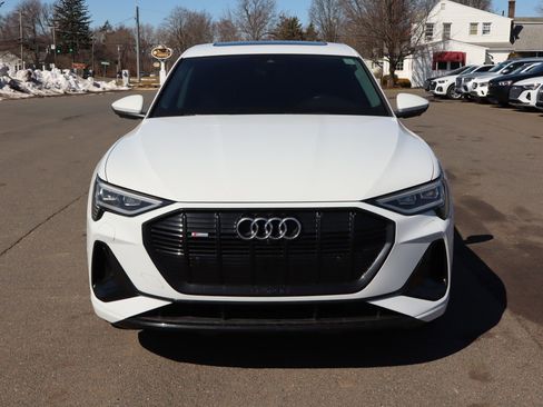 Used 2021 Audi e-tron Premium Plus w/ Premium Plus Package image 2