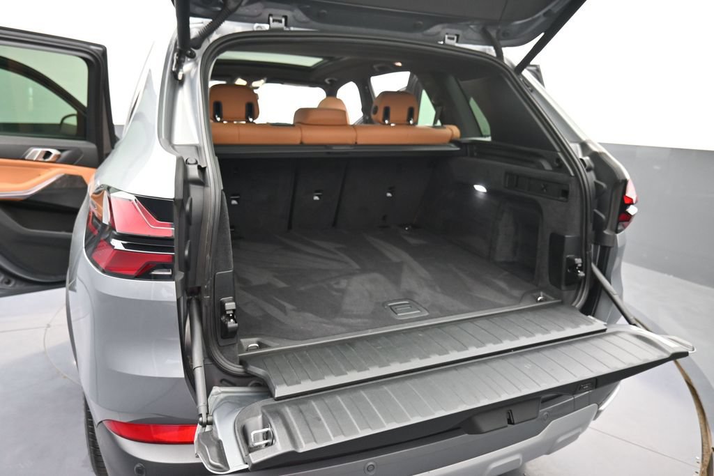 Used 2024 BMW X5 xDrive40i w/ Parking Assistance Package AWD/4WD image 16