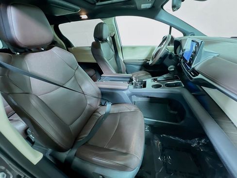 Certified 2024 Toyota Sienna Platinum FWD image 27