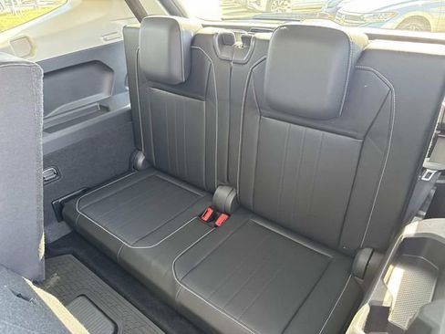 Used 2023 Volkswagen Tiguan SE w/ Panoramic Sunroof Package image 25