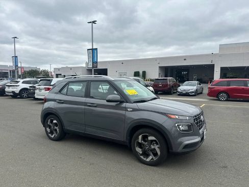Used 2023 Hyundai Venue SEL FWD image 2