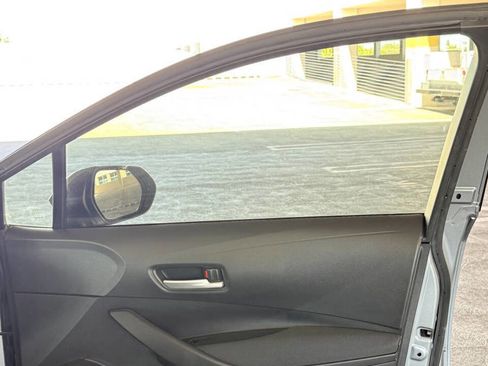 Used 2021 Toyota Corolla LE image 23