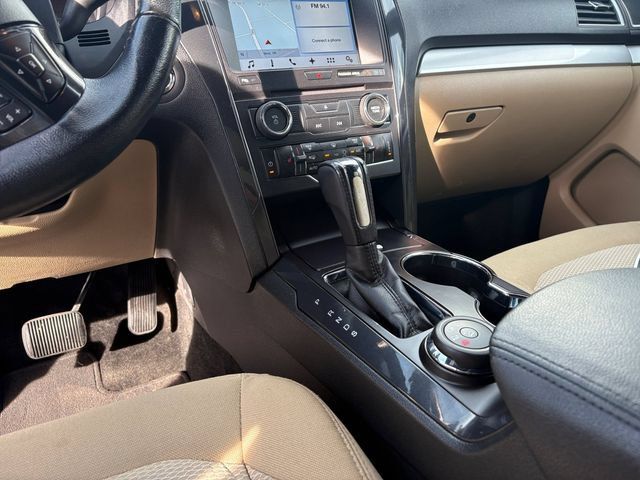 Used 2017 Ford Explorer XLT w/ Equipment Group 201A AWD/4WD image 17