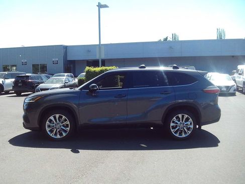 Used 2023 Toyota Highlander Limited AWD/4WD image 2