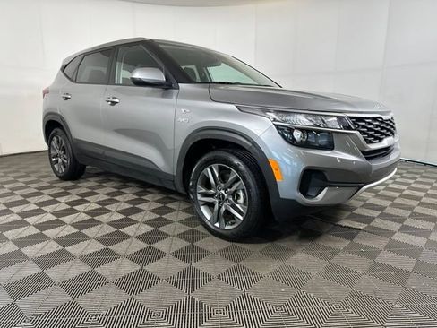 Used 2023 Kia Seltos LX image 2