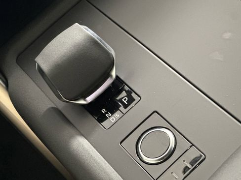 Used 2025 Land Rover Discovery Dynamic SE image 15