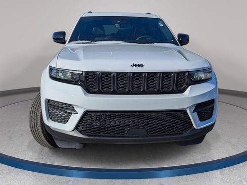 Used 2025 Jeep Grand Cherokee Altitude image 2