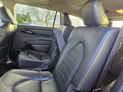 Used 2022 Toyota Highlander XLE image 21