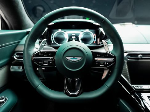Used 2025 Aston Martin V8 Vantage Coupe RWD image 45