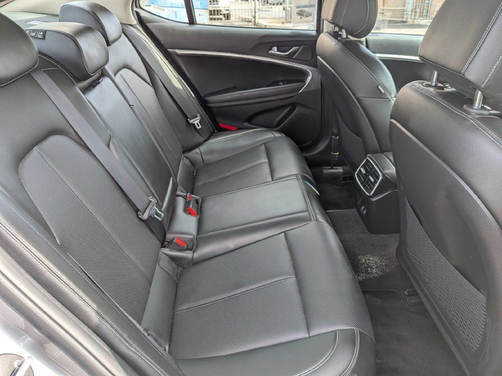 Used 2025 Genesis G70 2.5T RWD image 30