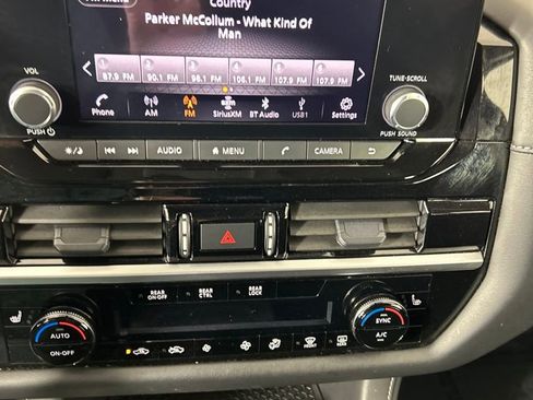 Used 2025 Nissan Pathfinder SV image 15