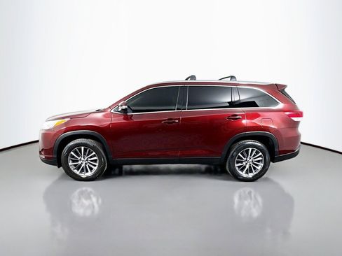Used 2019 Toyota Highlander XLE FWD image 2